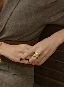 Gold ring with a sculptural design and organic finish. Handcrafted in bronze with 24K gold plating, with colombian raw emeralds. it is a timeless piece that combines modernity and minimalist elegance.